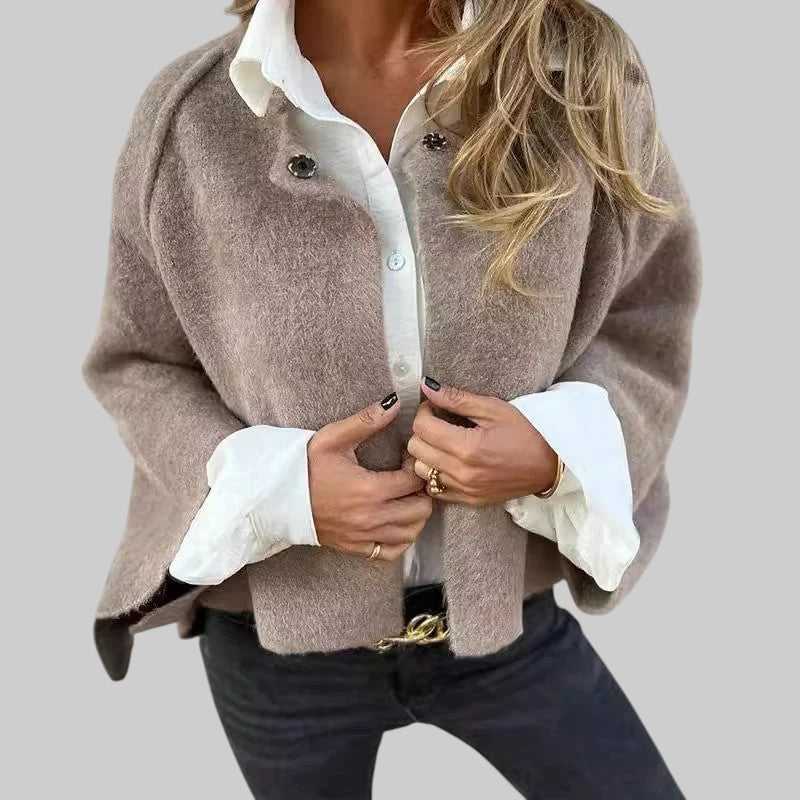 LUCIA | LÜHIJOPP ELEGANTSE LAIENDATUD KÄTEGA