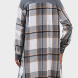 SVETA | KONTŠEELI JAKK KERGE KÄÄRITUD MUSTRIGA JA TASKUTEGA