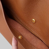 ÜHEVÄRVI NEUTRAALNE KÄEKOTT ÕLALE TÕELISEST NAHAST