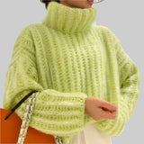 MARTINA | NAISELINE PIKK KAPUUTIGA PUSA