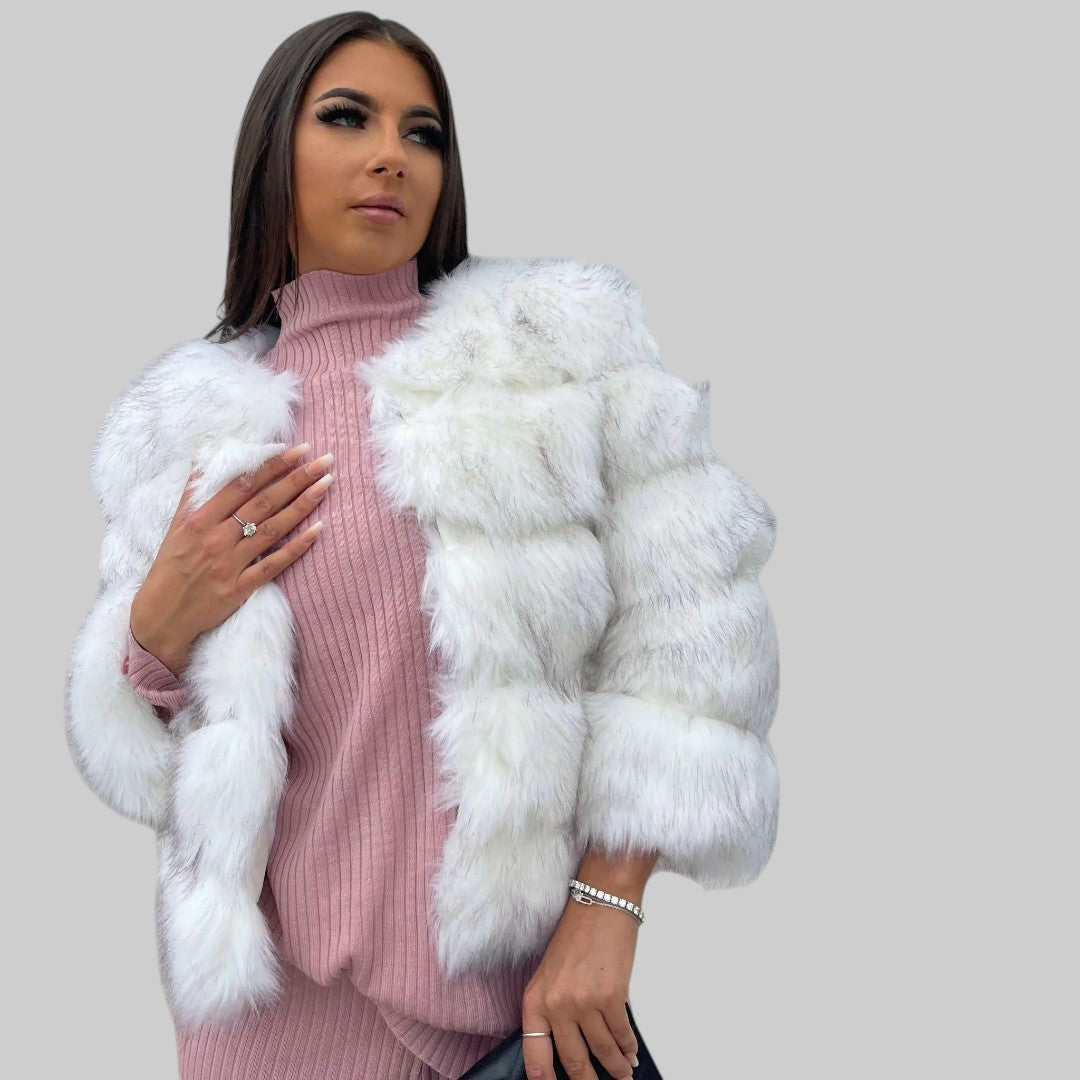 EMILY | KVALITEETNE KUNSTLIKUST KARUSNÄHEST KATE – ELEGANTNE DISAIN STiILI JA MUGAVUSE KÕTTE