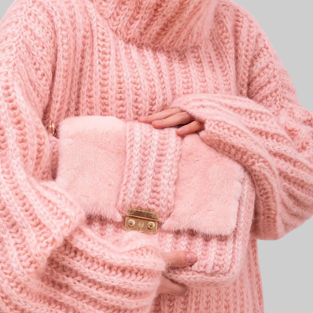 MARTINA | NAISELINE PIKK KAPUUTIGA PUSA