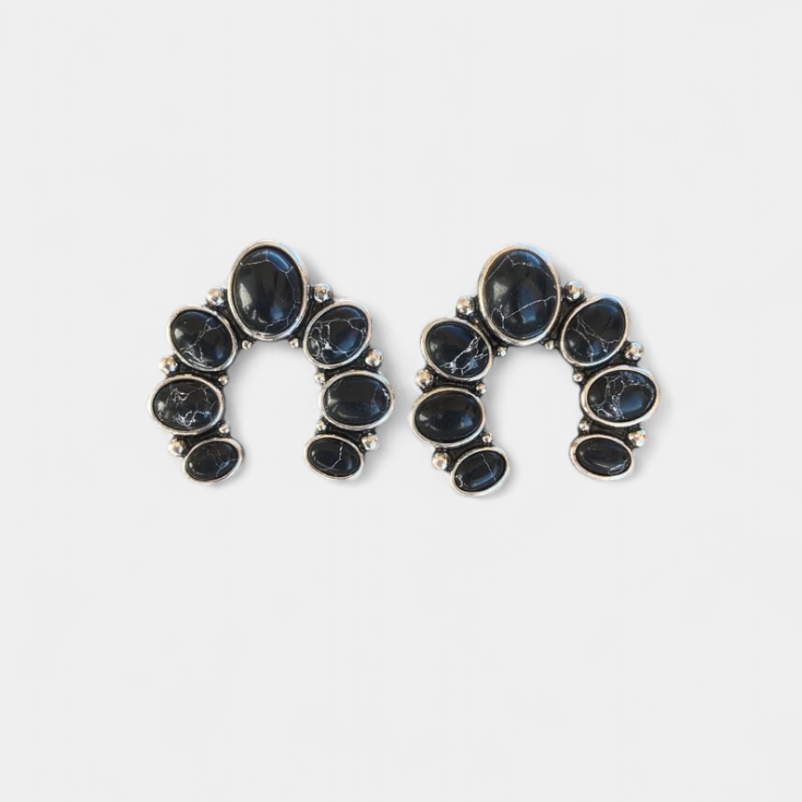 LOODUSLIKUST KIVIST KÕRVAKLIPSUD